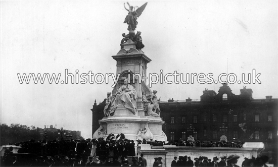 Queen Victoria Memorial, Buckingham Palace, London. c.1920's.